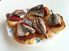 Tomates et sardines.