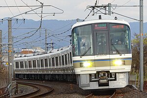 大和路快速で使用される221系電車 （2016年12月 大和小泉駅 - 法隆寺駅間）