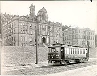 Gedung Afiliasi Perguruan Tinggi pada tahun 1908 dan trem yang digunakan untuk ke Parnassus Heights