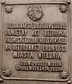 Polski: Tablica pamiątkowa, poświęcona bombardowaniu szpitala Wszystkich Świętych w Wieluniu. Tablica w latach 1959-2009 znajdowała się na ścianie II LO. Obecnie znajduje się w izbie pamięci zlokalizowanej w II LO.