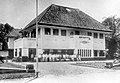 Headquarters of the Buitenzorg People's Credit Bank (Hoofdkantoor van de Buitenzorg Volkscredietbank) op Java met links beneden de wachthal voor klanten en op de bovenverdieping de woning van de administrateur TMnr 10001478.jpg