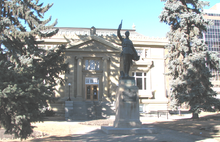 Memorial Park branch, 2008. The First World War memorial was erected in 1924 by the Imperial Order of the Daughters of the Empire. Centralmemorialparklibrary calgary.png