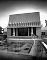 Hollihok Evi və bəzəkli kvadrat hovuz, Los Angeles, (1921).