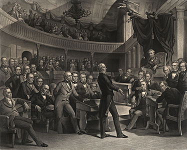 ABD Senatosu Old Chamber odasında 1850 uzlaşması tasarısı teklif eden Whig Partisi'nin kurucusu ve başkanı Henry Clay. Solunda dirseğini masaya koyup çenesini eline dayayarak oturan Fillmore, sağında Calhoun ve Webster görülmektedir. (Üreten: P. F. Rothermel ve gravürleştiren R. Whitechurch)