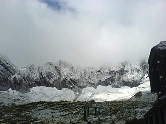 Préalpes enneigées, Refuge de montagne sur la droite