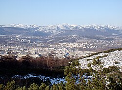 Magadan di antara pegunungan yang mengitarinya.