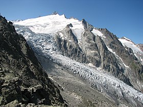 Le glacier du Trient avec le glacier des Petoudes sur la droite dominés par l'aiguille du Tour vus depuis la fenêtre d'Arpette à l'est.