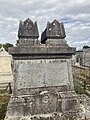 Sépulture du général Frébault au cimetière de Saint-Julien-du-Sault.