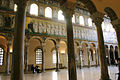 Navata della basilica bizantina di Sant'Apollinare Nuovo a Ravenna, con il mosaico della Processione dei santi martiri.