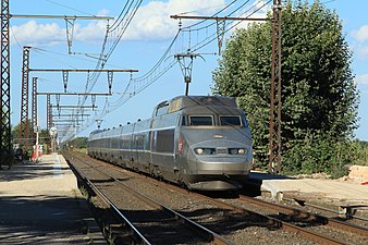 TGV Sud-Est 37 in der Lackierung „Atlantique“ bei der Durchfahrt durch den Bahnhof Baillargues, 2013