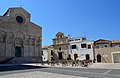 Cattedrale e piazza nel borgo.