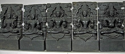 d Navagraha im Sunetempel vo Konarak. Vo linggs geg rechts: Surya, Chandra, Mangala, Budha, Brihaspati, Shukra, Shani, Rahu, Ketu.