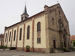 Vue de la Place de l'église, la nef côté sud et le clocher