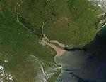 Río de la Plata, tipico esempio di estuario, dove l'energia predominante è quella diretta dell'oceano Atlantico.