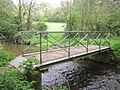 Passerelle pour piétons sur le ruisseau du Vernic juste avant sa confluence avec l'Aulne canalisée (canal de Nantes à Brest ; commune de Pleyben).