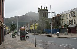 Hlavní ulice (Main Street) v Newcastlu, v pozadí hora Slieve Donard v Mourne Mountains