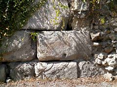 vue de grands blocs insérés dans un mur réparé