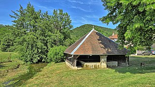 Le lavoir au bord du ruisseau.