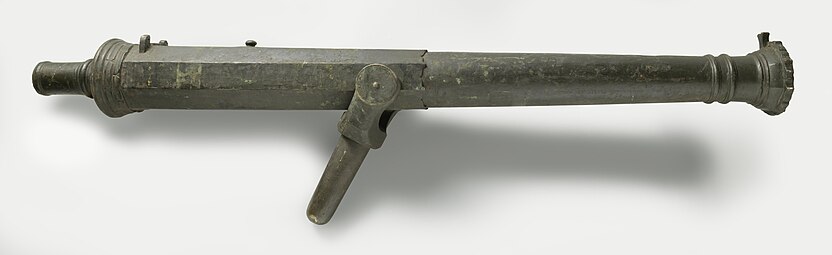 A 1.5-pounder (0.68 kg) lilla. 176.5 cm long, 5.5 cm in caliber.