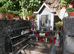 Public Shrine along the Rua do Leiria, Machico (01).jpg