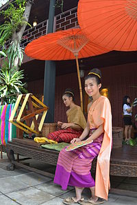 Thai nők, akik sabai viselnek, Jim Thompson House