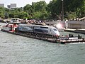 Een motorwagen en een rijtuig van de recordtrein 4402 op de Seine.