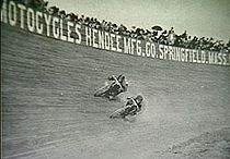 Board Track Race in 1911. De reclameborden zijn van de Hendee Mfg.Co., later bekend als Indian Motocycle Co.