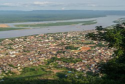 Blick auf die Stadt mit der Mündung des Benue im Hintergrund