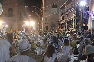 El maracatú Estrela Brilhante meditando en el pátio do Terço durante la Noche de los tambores silenciosos (Recife 2014)