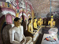 Dambulla - 3a cova - asseguts