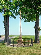 Le calvaire au nord du village, au carrefour avec la RD 330a.