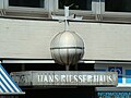 Vordach mit Weltkugel am Hans-Riesser-Haus