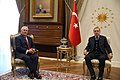 Stema presidenciale në Külliye prapa Presidentit Rexhep Taip Erdoan.