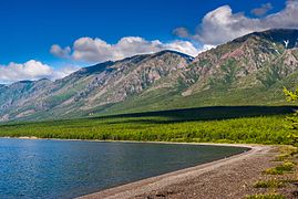 Rivage montagneux du lac, réserve naturelle Baïkal-Léna.