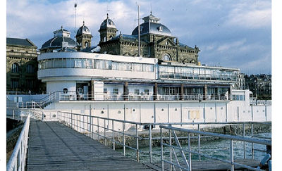 Donostiako Klub Nautikoaren eraikina. Estetika ikusgarria du, Le Corbusierren estiloan oinarritua, badian ainguraturiko itsasontzi bat itxuratzen duela. Aizpurua eta Labaien arkitektoen lana da.