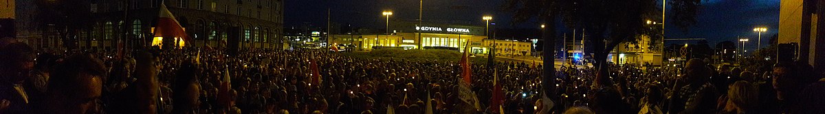 "Łańcuch światła" - protest obywatelski "w obronie sądów", 22 lipca 2017, Plac Konstytucji przed Sądem Rejonowym w Gdyni