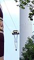 Ein Smart Roadster fährt ballastiert auf dem Doppel-Hochseil zum Stuttgarter Fernsehturm