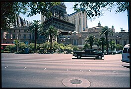 Las Vegas. Veduta dell'Hotel Paris dalla Strip (DOI 13821).jpg