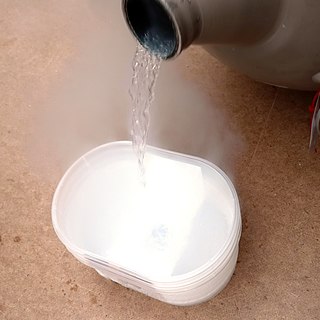 <span class="mw-page-title-main">Liquid nitrogen</span> Liquid state of nitrogen