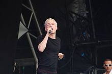 Photograph of Mr Hudson performing at the Lovebox Weekender festival in Victoria Park, London in 2009