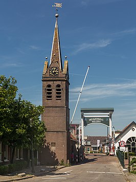 de Eeuwfeesttoren met tolbrug op achtergrond