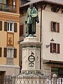 La statua di Tiziano Vecellio nella piazza del paese