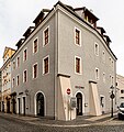 Wohnhaus mit Läden in geschlossener Bebauung, Eckhaus, dazu das angebaute Nebengebäude Jakob-Böhme-Straße 3