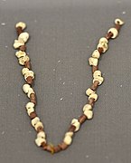 Collier de perles de pierre blanche et de cornaline, Bestansour (Kurdistan irakien), v. 7800-7500 av. J.-C. Musée de Souleimaniye.