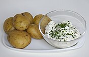 Patates bouillies avec du quark et des herbes