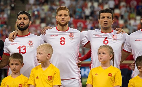 لاعبو المنتخب التونسي يغنون النشيد الوطني التونسي قبل مباراتهم ضد بنما في كأس العالم 2018.