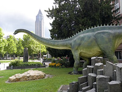 Réplique d'un Diplodocus longus devant le muséum.