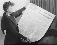 Елеонор Рузвелт како ја држи шпанската верзија на декларацијата