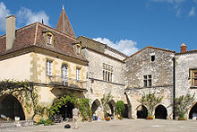 Rebuilding of various epochs in the bastide of Monpazier has preserved the market square couverts
of the first planning. Monpazier 2.jpg