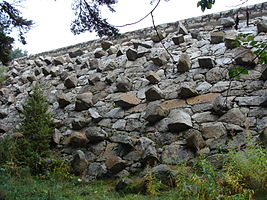 Granitic talus of the dam of Engolasters. Author: Cdani